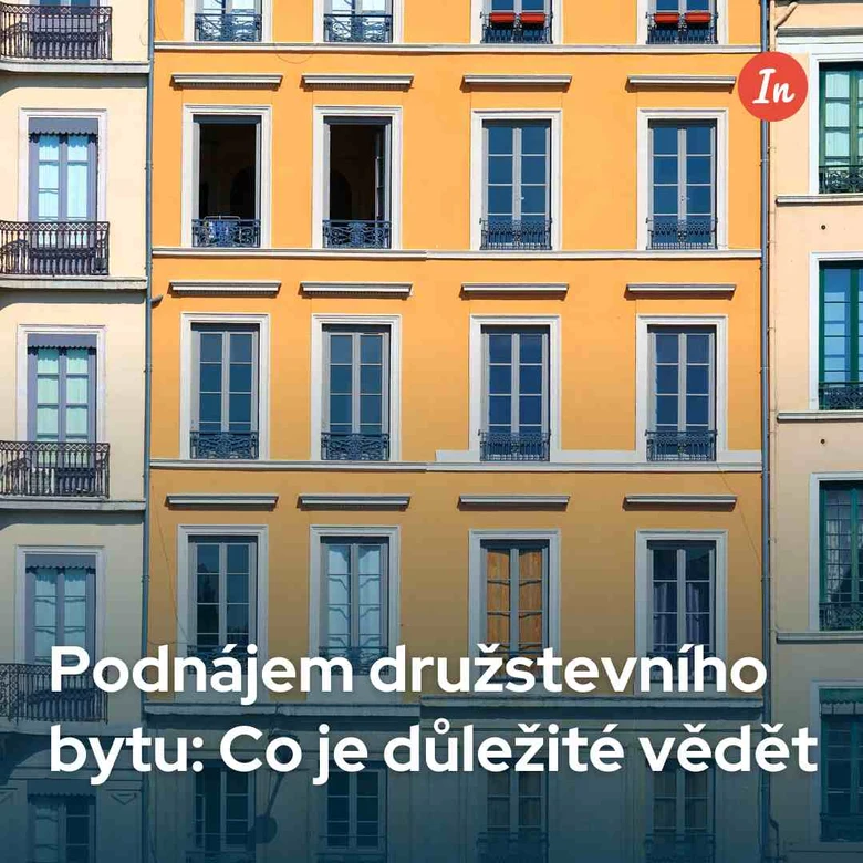 Žlutý dům družstevního bytu s okny a balkony