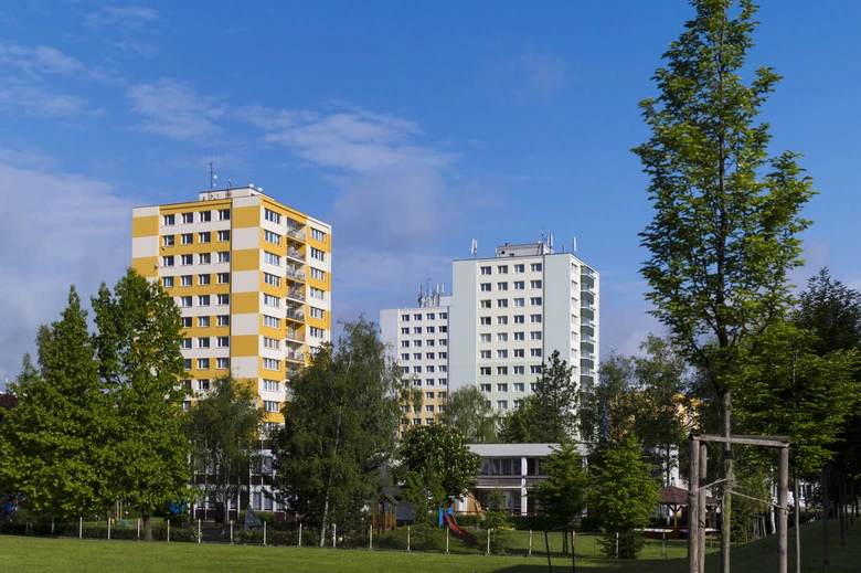 Typické družstevní domy v zeleném prostředí