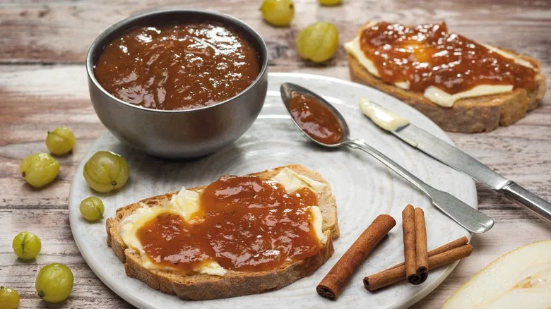 Angreštová marmeláda na chlebu s čerstvými angrešty a cihrou