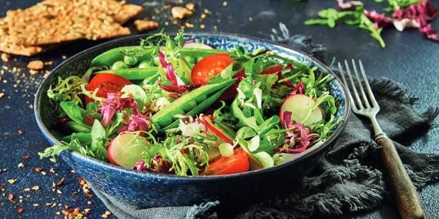 Vegetariánský salát k večeři s rajčaty a fazolemi