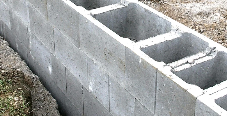 Stavba opěrné zdi z betonových cihel