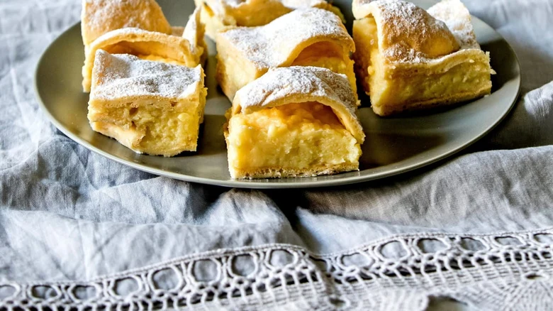 Zlaté pekařské sušenky posypané cukrem na talíři.