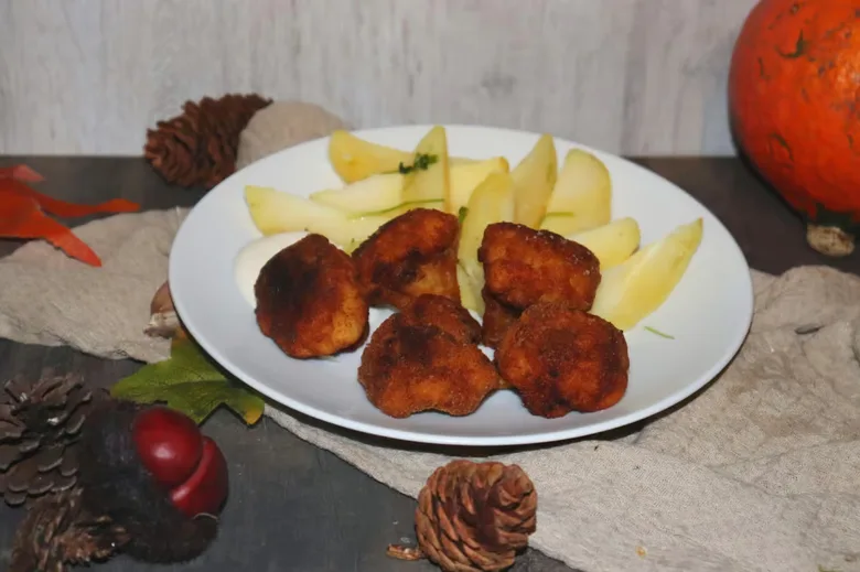 Smažený květák s jablky na podzimním stole