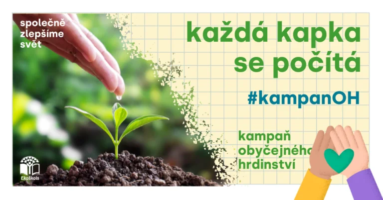 Ruka nalévá kapku vody na rostlinku