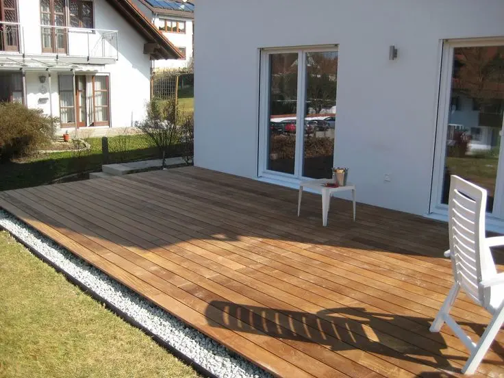 Vyvýšená dřevěná terasa u domu
