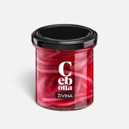 Sklenice nakládané cibule v červeném nálevu.