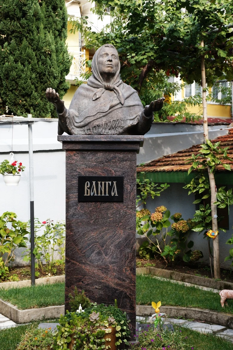 Socha babičky Vany Vangy v zahradě