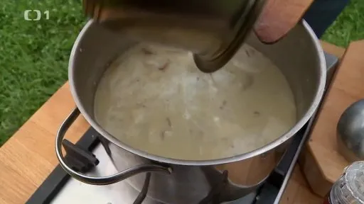 Příprava houbové polévky z čerstvých hub