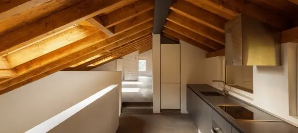 Kuchyň v přízemí s izolací nad krokvemi