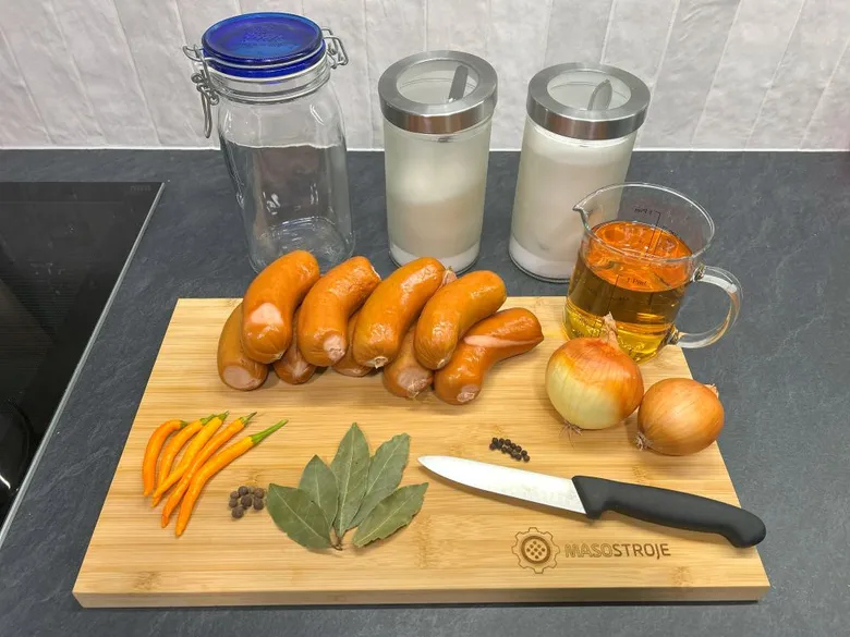 Ingredience pro recept utopenci na dřevěném prknu.