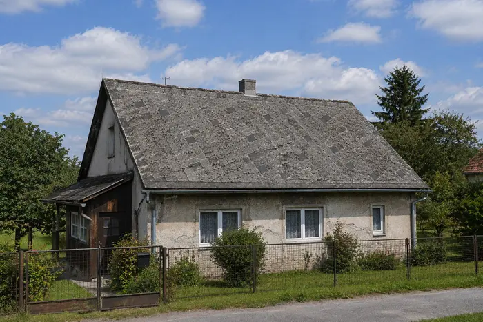 Zanedbaná střecha s podezřením na azbest, která vyžaduje bezpečné odstranění.