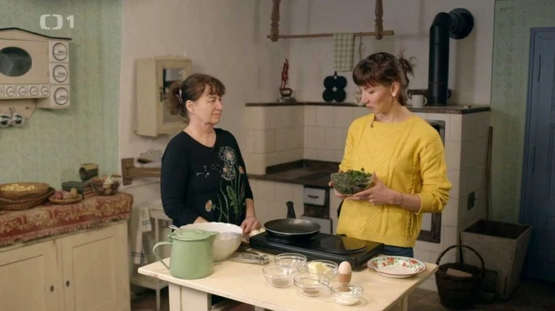 Ženy připravují recept na špenát z kopřiv