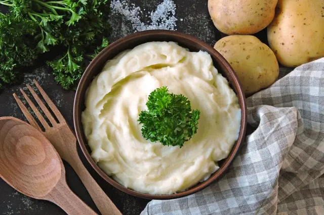Klasická bramborová kaše s bylinkami