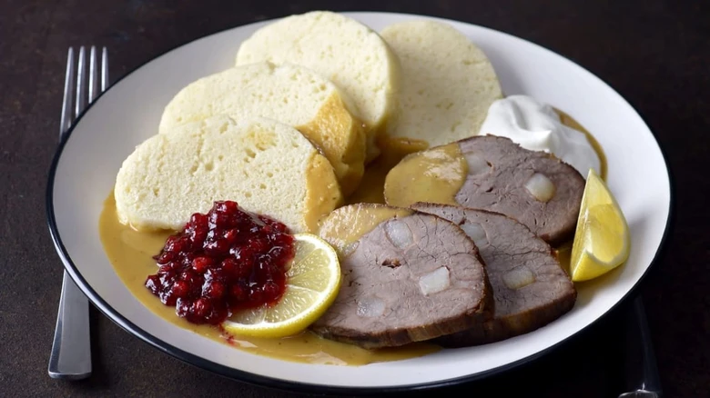 Knedlíky s omáčkou a masem na talíři