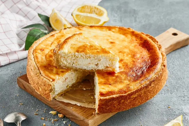 Ricota dort s citronem na dřevěném podnosu