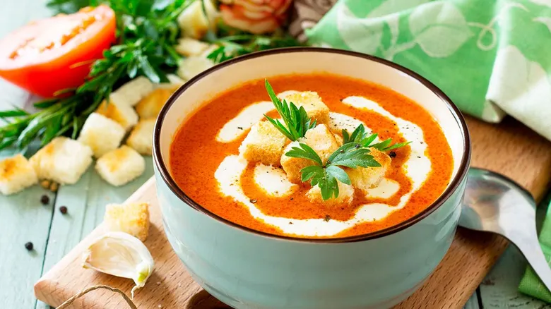 Italská polévka z rajčat s křupavými krutony.