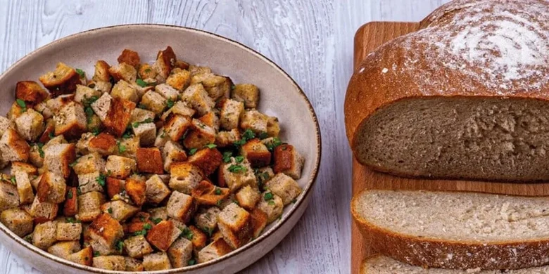 Krutony v troubě – hoté, zlatě zbarvené krutony