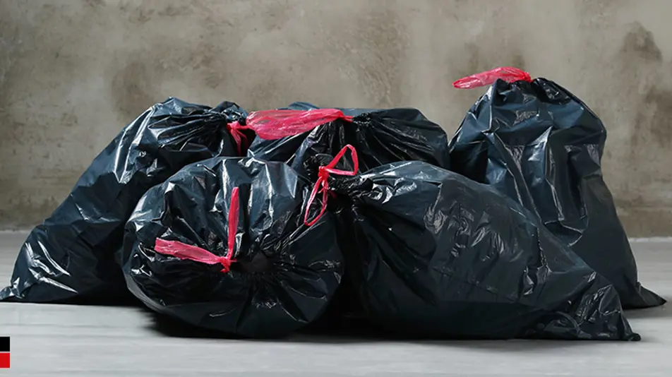 Černé odpadkové pytle s červenými šňůrkami