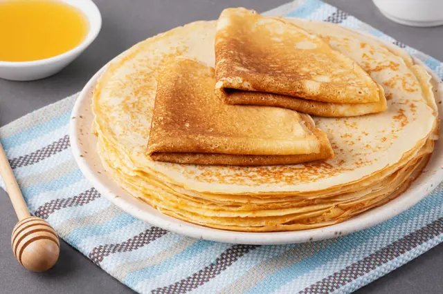 Hnedé palačinky bez mouky s medem