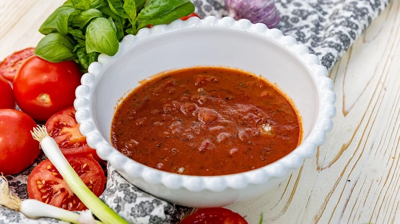 Hotová italská omáčka s čerstvými ingrediencemi