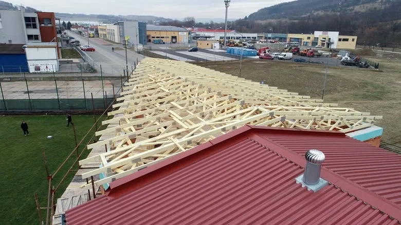 Stavba dřevěné vazníkové střechy na stavbě