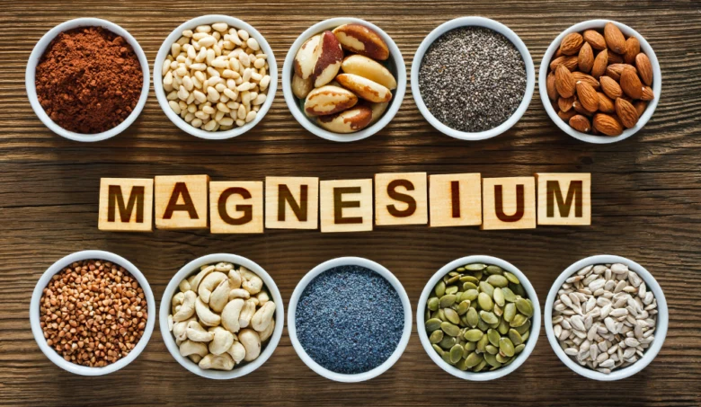 Různé potraviny bohaté na hořčík s nápisem MAGNESIUM.