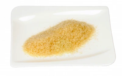 Žlutý prášek agaru na bílém talíři