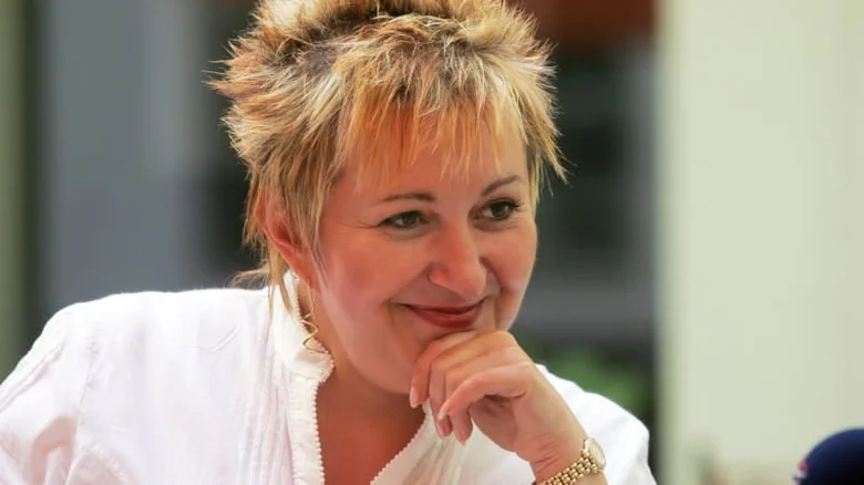 Eva Urbanová, herejka a herečka, usmívá se na kameru.