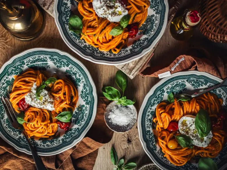 Pasta s rajčatovou omáčkou a burratou