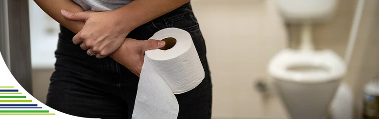 Osoba s bolestí břicha, drží toaletní papír