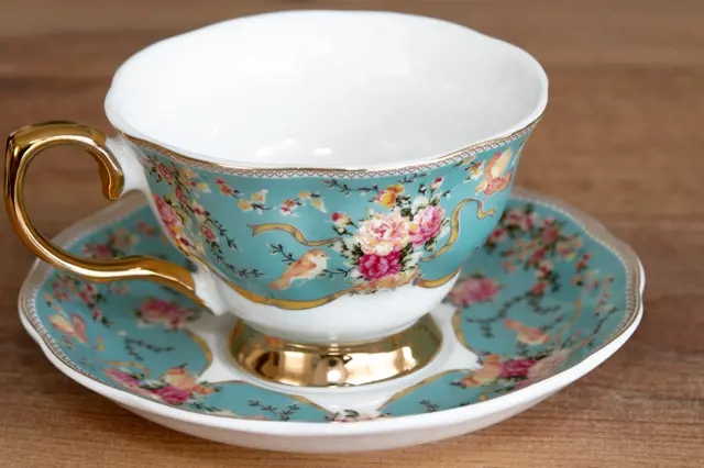Starožitný porcelánový šálek s květinovým vzorem