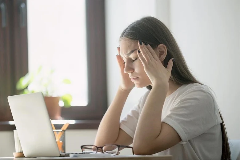 Žena s únavou a stresem před počítačem