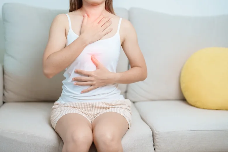 Žena s bolestí v hrudníku, pravděpodobně pálením žáhy