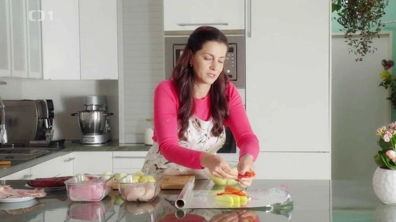 Žena připravuje zeleninu v kuchyni pro recept.