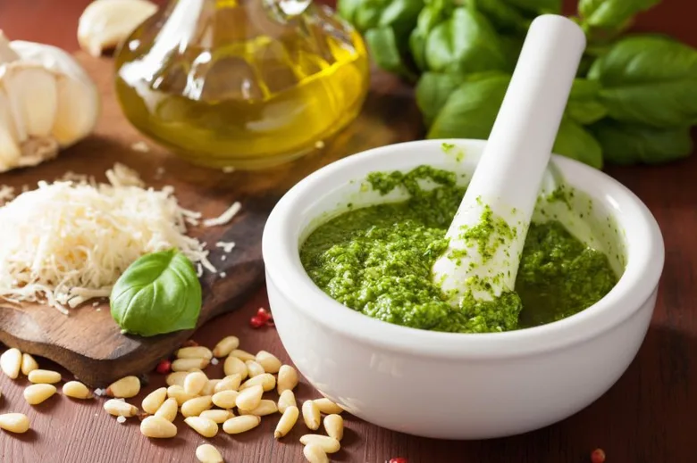 Připravený pesto s bazalkou, oříšky a olivovým olejem