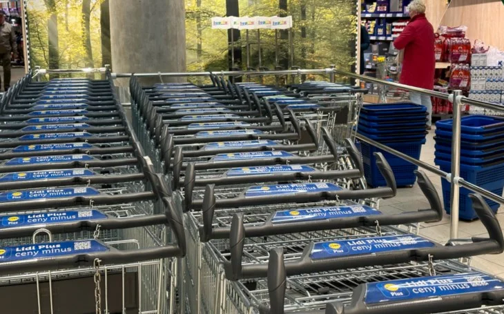 Řady nákupních vozíků Lidl před obchodem