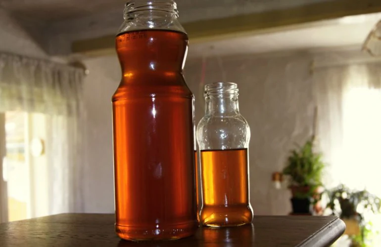 Domácí matový sirup v sklenicích na dřevěné desce