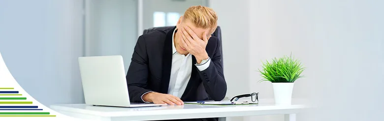 Muž v kanceláři trpí dlouhodobým stresem
