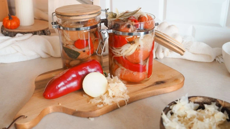 Připravený recept utopenci v sklenicích s čerstvými ingrediencemi