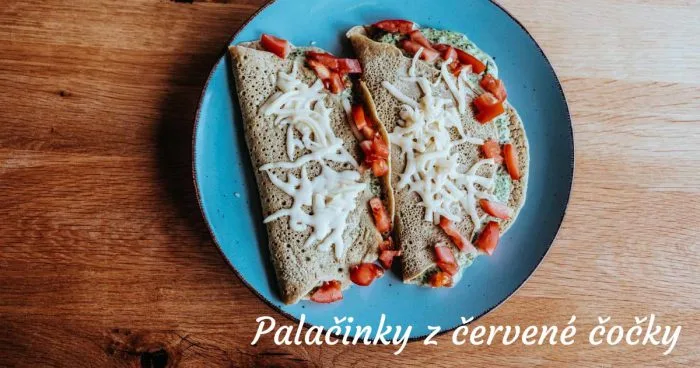 Zdravé palačinky s červenou čočkou na talíři