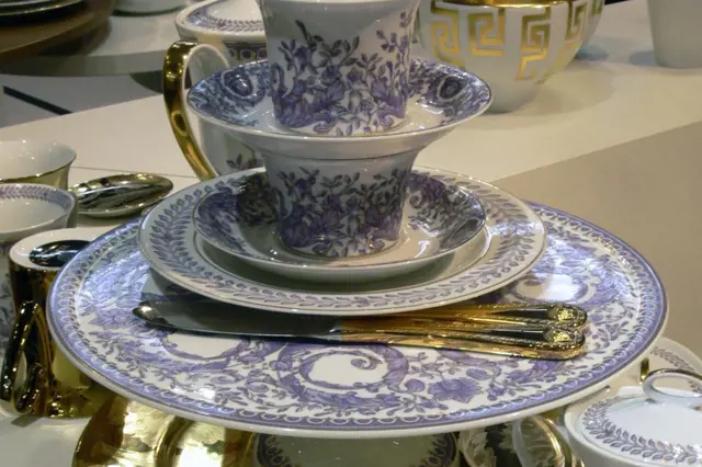 Starožitný porcelán s modrým vzorem a zlatými detaily