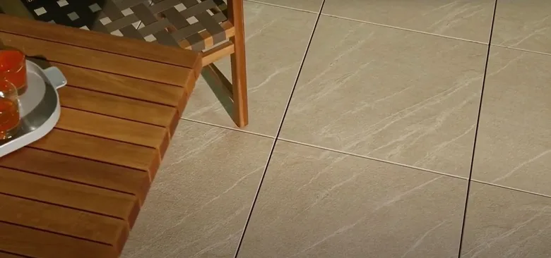 Dlažba na terase z kamenného materiálu