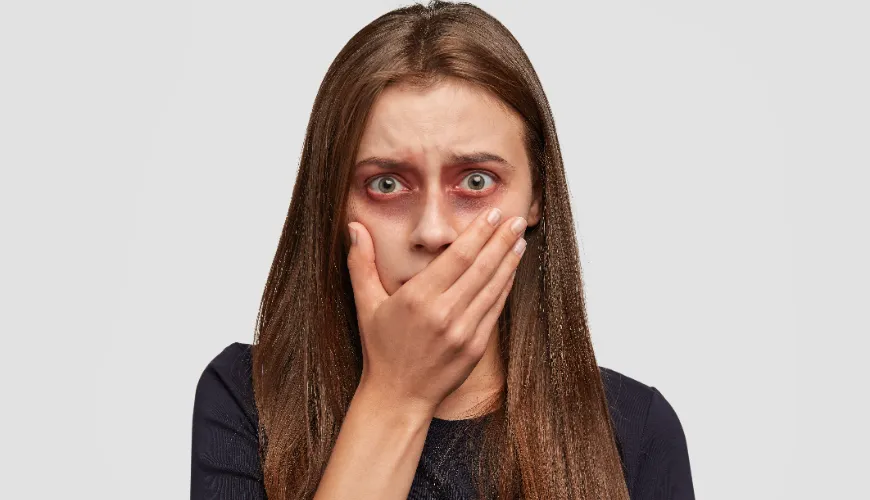 Žena s modřinou pod okem, zaskřípěná ústa