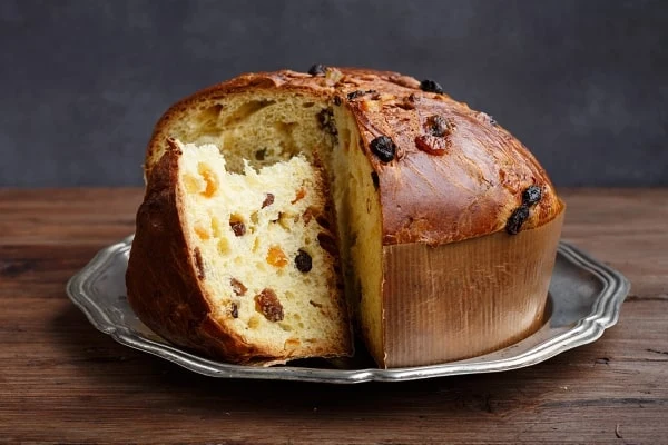 Tradiční italský koláč Panettone s ovocem.