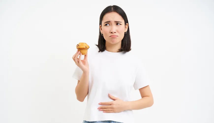 Žena s nechutí po muffinu, průjem po jídle