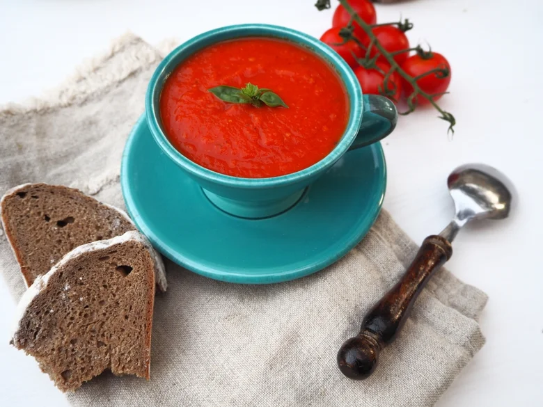Červená italská polévka s chlebem a rajčaty