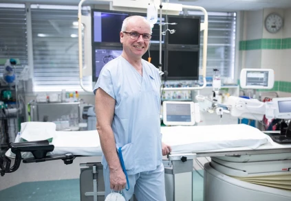 Lékař v nemocničním pokoji před operací