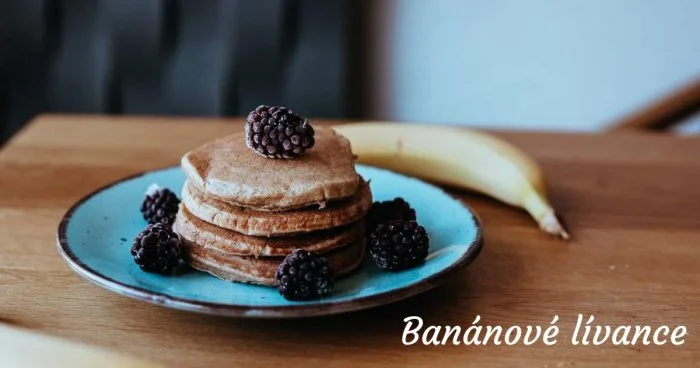 Banánové lívance s borůvkami na modrém talíři