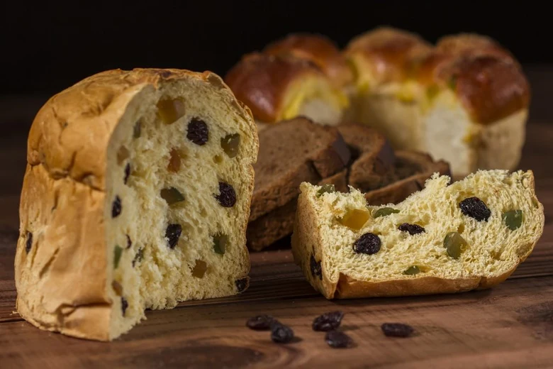 Tradiční italský koláč Panettone s ovocem