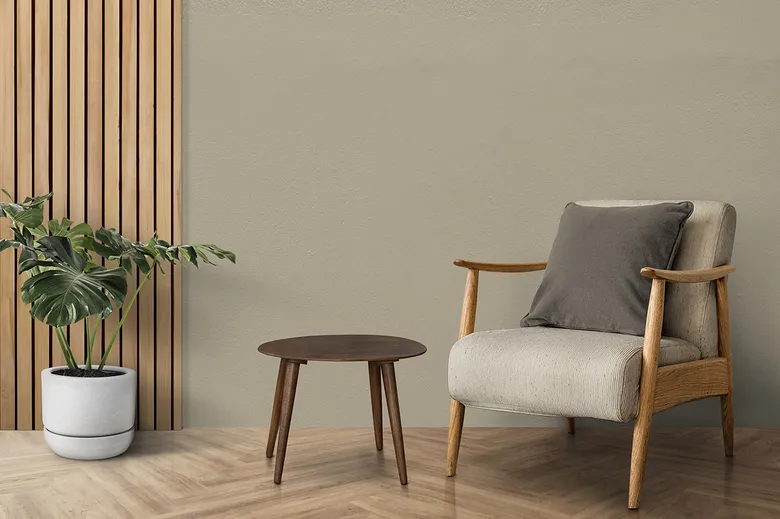 Béžová židle v moderním interiéru s dřevem a rostlinou